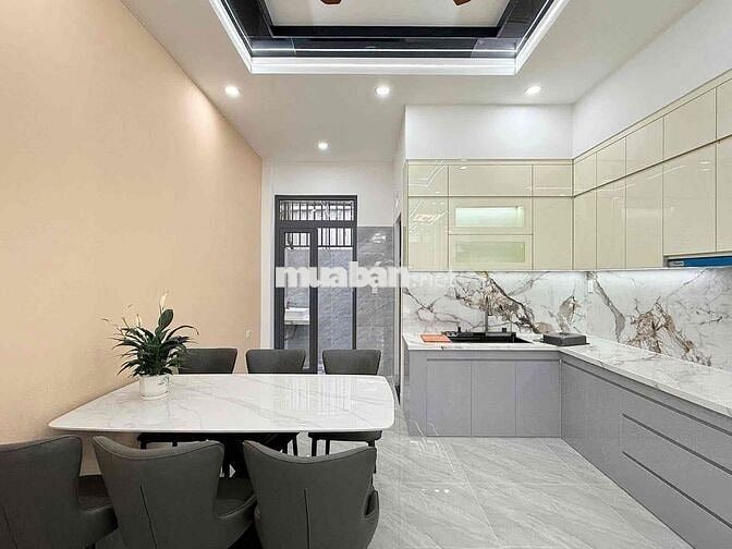 bánd nhà 1 trệt 2 tầng lầu. tặng phun nội thât