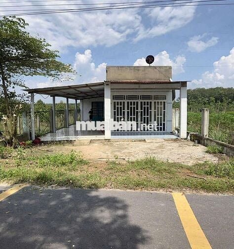 Cần bán căn nhà sổ sẵn ..dt. vào ở ngay..khu dân hiện hũu