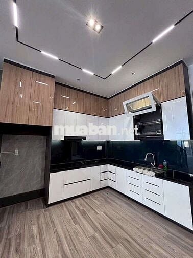 Nhà mới xây đẹp y hình 4 x 18 có 4pn 5wc sân thượng