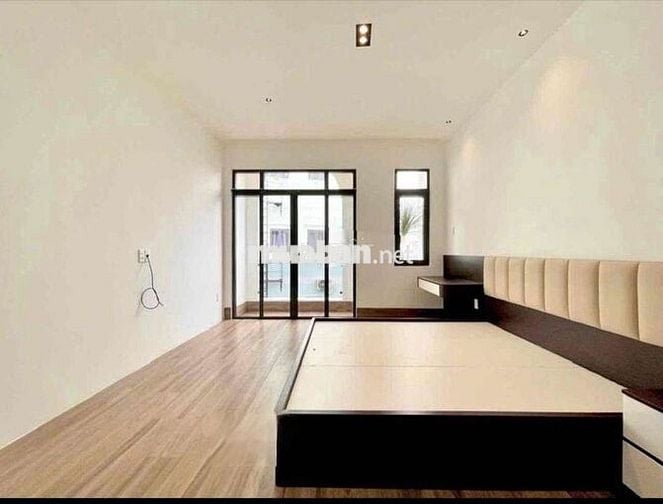 Nhà mới xây đẹp y hình 4 x 18 có 4pn 5wc sân thượng