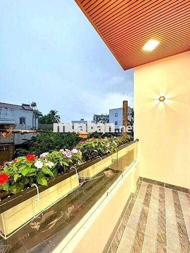 NHÀ GÓC 2 MẶT TIỀN - HẺM 233 NGUYỄN VĂN CỪ