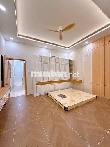 NHÀ GÓC 2 MẶT TIỀN - HẺM 233 NGUYỄN VĂN CỪ