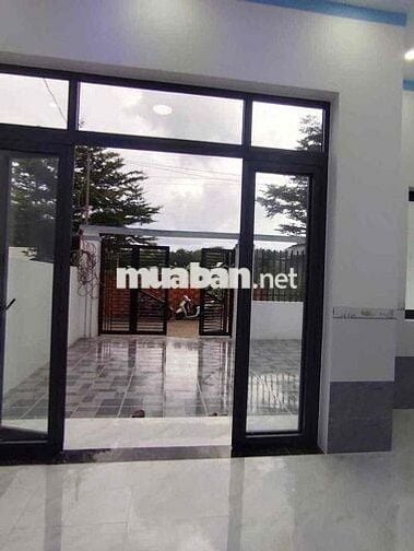 em bán căn nhà mới giá rẻ. đã có sẵn sổ. gần quốc lộ 13