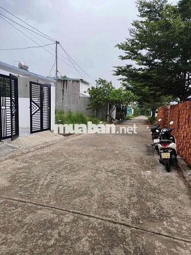 em bán căn nhà mới giá rẻ. đã có sẵn sổ. gần quốc lộ 13