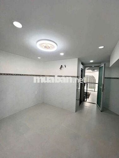 Nhà mới xây xong 4,5 x 15 có 5pn 6wc sân thượng