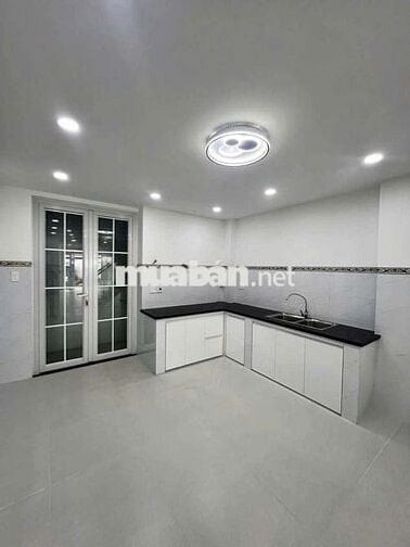 Nhà mới xây xong 4,5 x 15 có 5pn 6wc sân thượng