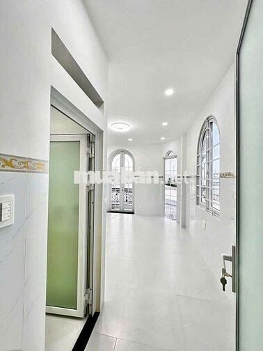 Nhà mới xây xong 4,5 x 15 có 5pn 6wc sân thượng