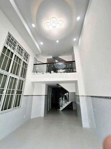 Nhà mới xây xong 4,5 x 15 có 5pn 6wc sân thượng