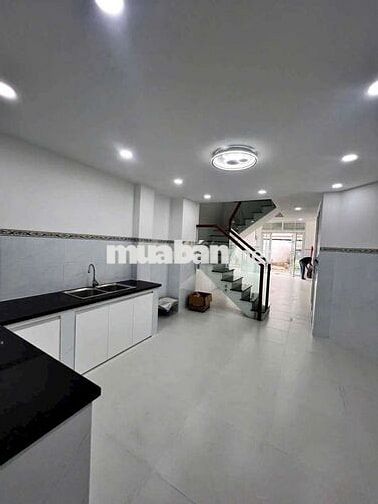 Nhà mới xây xong 4,5 x 15 có 5pn 6wc sân thượng