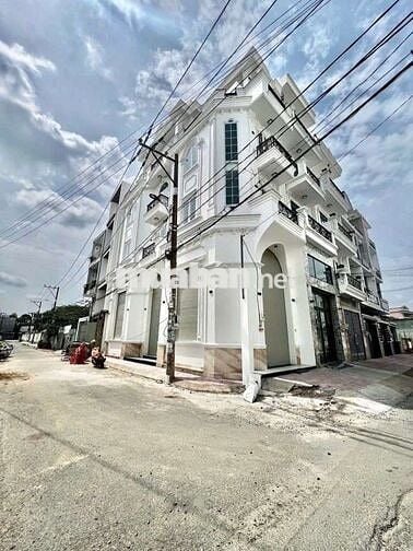 Nhà mới xây xong 4,5 x 15 có 5pn 6wc sân thượng