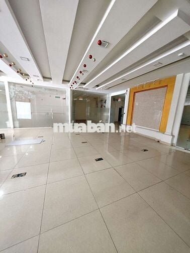 TÒA NHÀ 6 TẦNG - THANG MÁY - HƠN 20P KÍNH - ĐƯỜNG 20M