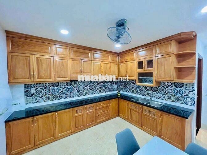 Nhà có cầu thang máy 4 x 20 có 8pn 8wc sân thượng