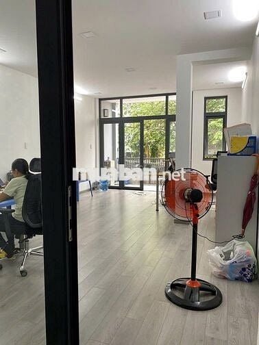 Cho thuê nhà nguyên căn mặt tiền đường Tân Sơn Nhì, dt 4x23 trệt 2 lầu