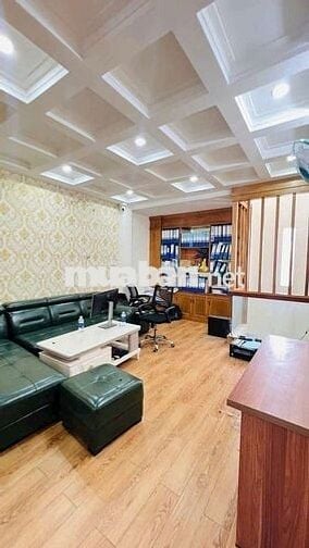 Nhà trệt  3 lầu 4 pn 4wc xe hơi đậu trong nhà