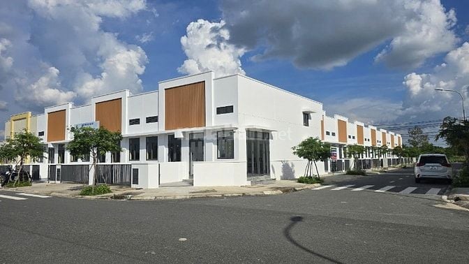 Trả trước 390tr, góp 9tr/th có ngay nhà phố trong KCN Phước Đông