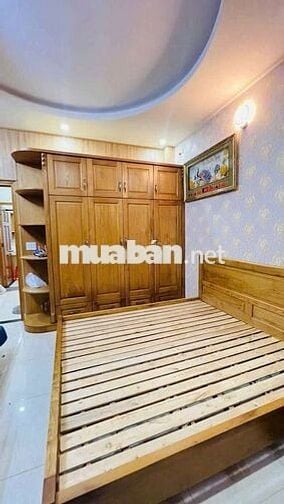 Nhà trệt  3 lầu 4 pn 4wc xe hơi đậu trong nhà