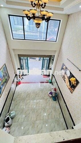 Nhà trệt  3 lầu 4 pn 4wc xe hơi đậu trong nhà