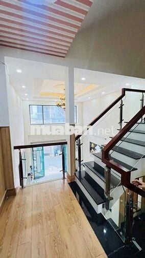 Nhà trệt  3 lầu 4 pn 4wc xe hơi đậu trong nhà