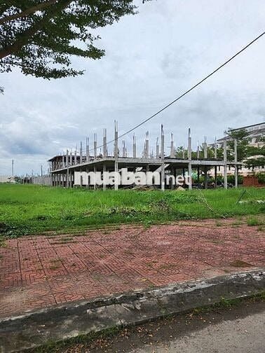 Bán nhà 1 trệt 1 lầu với 2 mặt tiền đường trục chính 22m