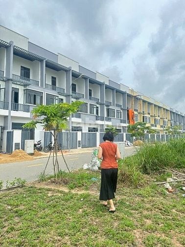 Nhà phố trong KCN Phước Đông 3 tầng chỉ 2 tỷ, sổ sẵn, cho thuê 12tr/th