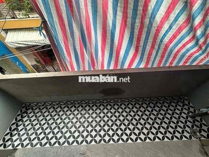 Hẻm 6m,cách hẻm 10m vài bước chân, xe hơi đậu cửa,gần chơ,trường học,b