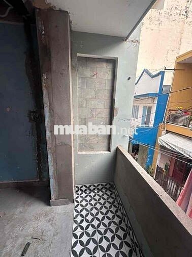 Hẻm 6m,cách hẻm 10m vài bước chân, xe hơi đậu cửa,gần chơ,trường học,b