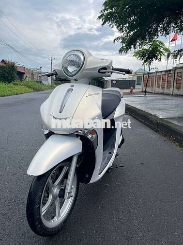 Xe máy Yamaha Janus màu trắng đời 2021