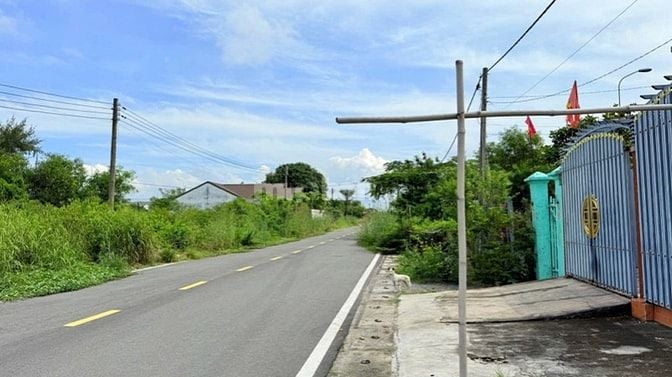 Bán đất làm nhà vườn nghỉ dưỡng,mặt tiền đường nhựa 6m, cách hồ Bà Tô 