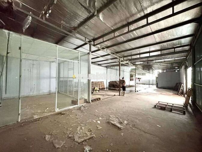 Cho thuê kho mặt tiền Hoàng Văn Thái
- Vị trí cao ráo không ngập lụt