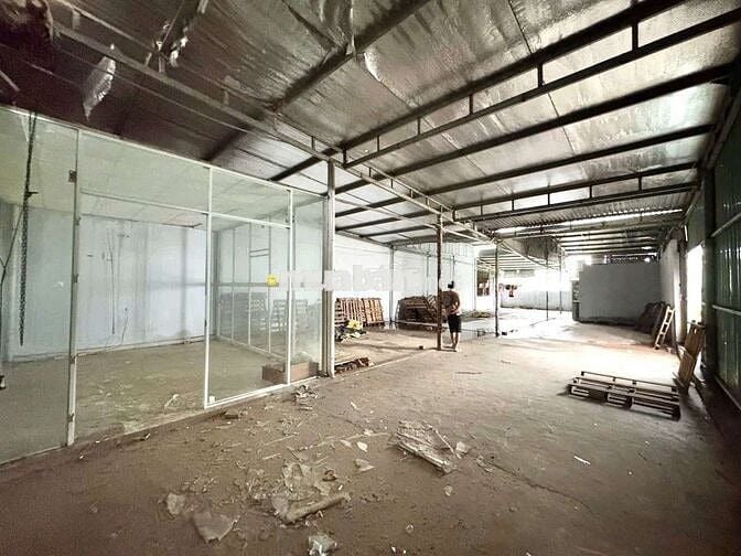 Cho thuê kho mặt tiền Hoàng Văn Thái
- Vị trí cao ráo không ngập lụt