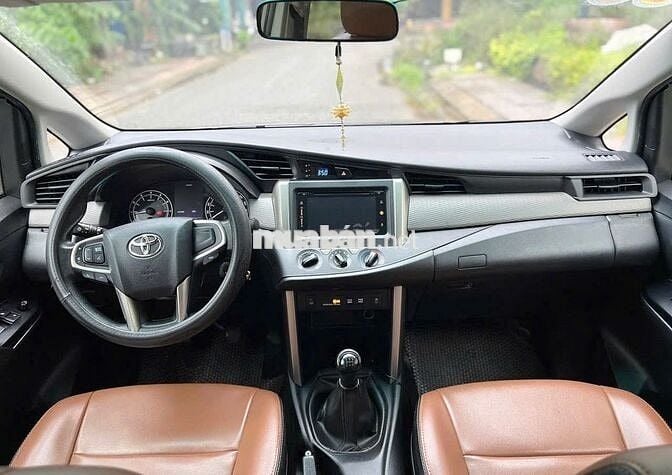 Toyota Innova E số sàn 2018 đồng ánh kim rất đẹp