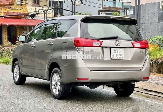 Toyota Innova E số sàn 2018 đồng ánh kim rất đẹp