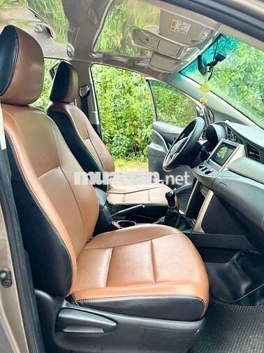 Toyota Innova E số sàn 2018 đồng ánh kim rất đẹp