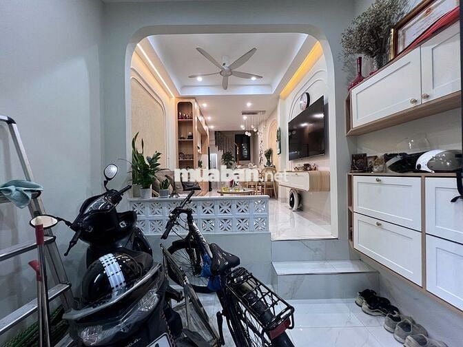 Nhà đẹp Lạc Long Quân, DT30m², 5 tầng, 3P.ngủ, ô chờ thang máy (11 tỷ) Nhà đẹp Lạc Long Quân, DT30m², 5 tầng, 3P.ngủ, ô chờ thang máy (11 tỷ)