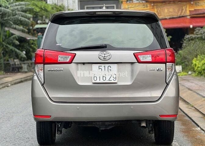 Toyota Innova E số sàn 2018 đồng ánh kim rất đẹp