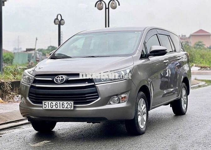 Toyota Innova E số sàn 2018 đồng ánh kim rất đẹp