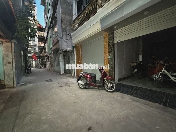 Gara ôtô, thang máy, đường Lạc Long Quân, DT 52m2, 6 tầng, 7P. Ngủ Gara ôtô, thang máy, đường Lạc Long Quân, DT 52m2, 6 tầng, 7P. Ngủ