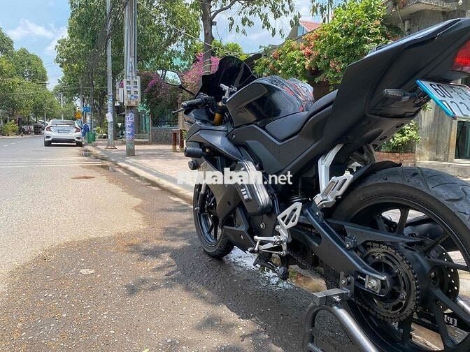 Kẹt tiền bán xe R15V3