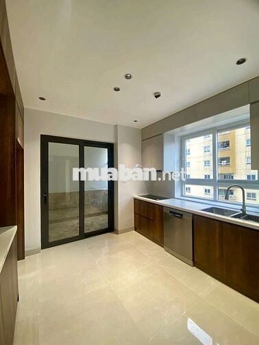 Bán gấp căn tòa Vimeco Nguyễn Chánh. DT182m gồm 4pn, 4wc.Full nội thất