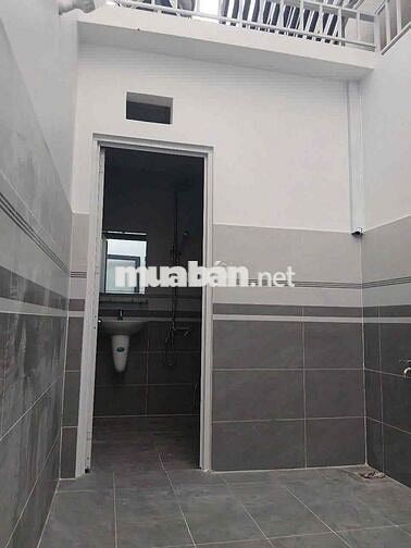 Nhà trống suốt 4x25 , hẻm tải thông , nền gạch men giá 9tr