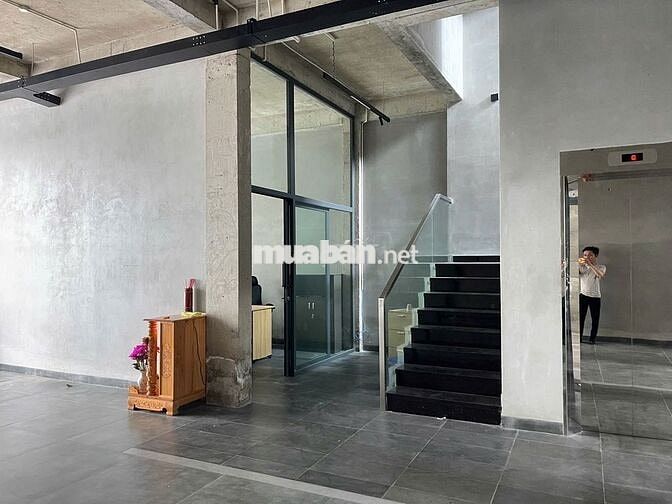 CHO THUÊ NHÀ MT HUỲNH VĂN BÁNH_ TRỆT 4 LẦU SÂN THƯỢNG. THANG MÁY