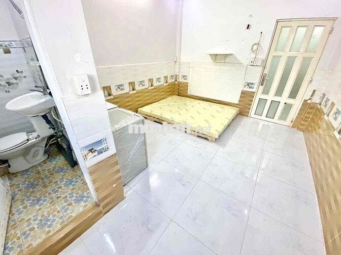 TRỐNG SẴN STUDIO RỘNG RÃI CỬA SỔ TRỜI THOÁNG MÁT PHÙ HỢP Ở 1-3 NGƯỜI