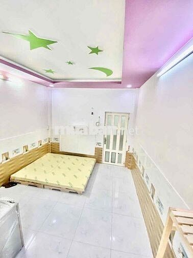 TRỐNG SẴN STUDIO RỘNG RÃI CỬA SỔ TRỜI THOÁNG MÁT PHÙ HỢP Ở 1-3 NGƯỜI