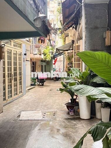 Chỉ 4 tỷ TL, nhà 3 tầng, 27m2, 2 PN, 3WC Nguyễn Thanh Tuyền, P2, TB