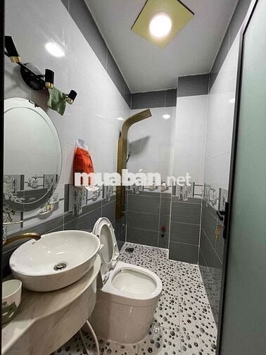 Nhà Sạch Sẻ DT 180m2 1Trệt 2Lầu 3Pn 3Wc Gần Trường Nguyễn Văn Thệ