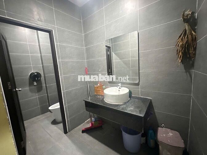 Nhà trống suốt ngang 8m tại Nguyễn Hữu Thọ gần sân bay