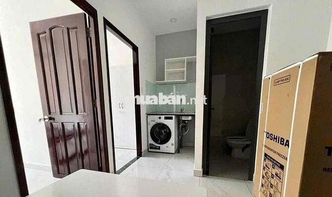 Căn hộ 2 phòng ngủ, bancol,  mặt tiền Vĩnh Hội Q4, tiện đi quận 1