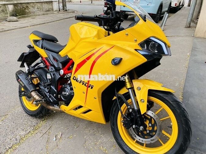 Xe máy GPX Demon màu vàng, dùng xăng