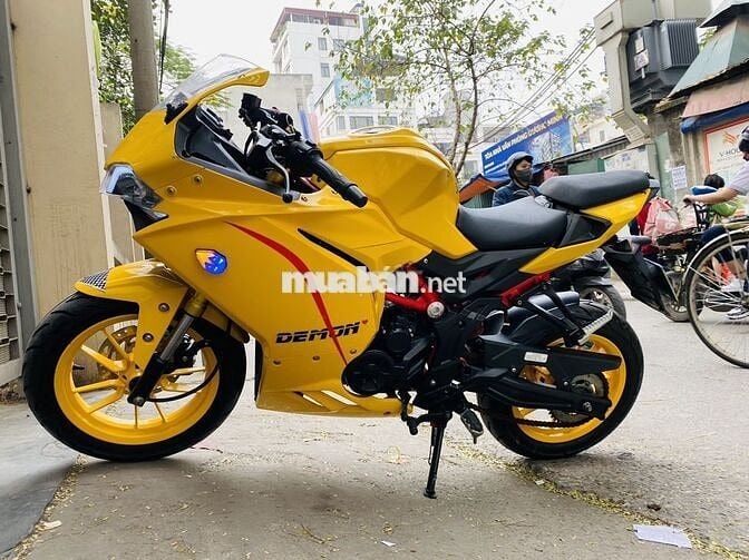 Xe máy GPX Demon màu vàng, dùng xăng