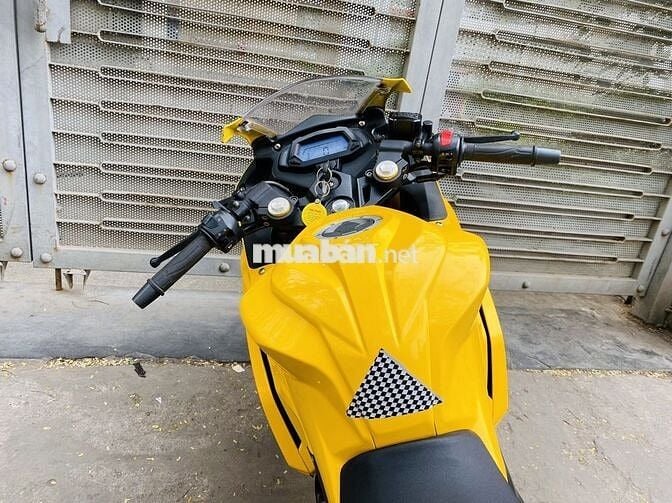 Xe máy GPX Demon màu vàng, dùng xăng